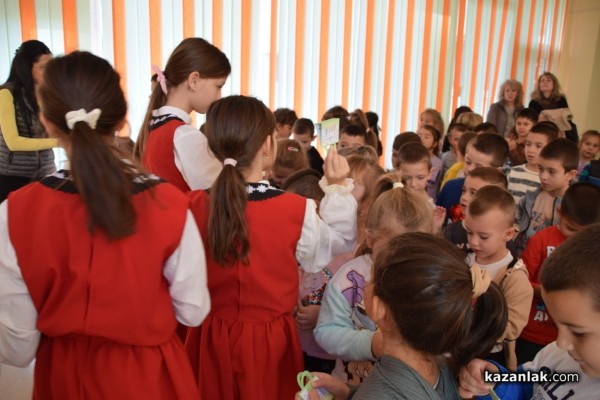 Учениците от ОУ „Чудомир“ зарадваха малчуганите от ДГ “Здравец“ с музикален поздрав и подаръци по случай Деня на християнското семейство