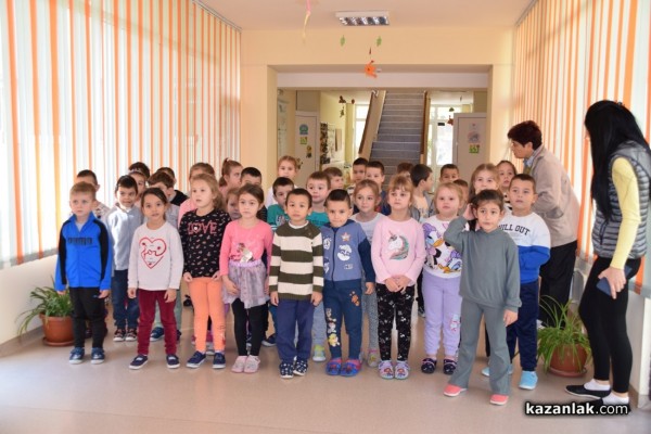 Учениците от ОУ „Чудомир“ зарадваха малчуганите от ДГ “Здравец“ с музикален поздрав и подаръци по случай Деня на християнското семейство