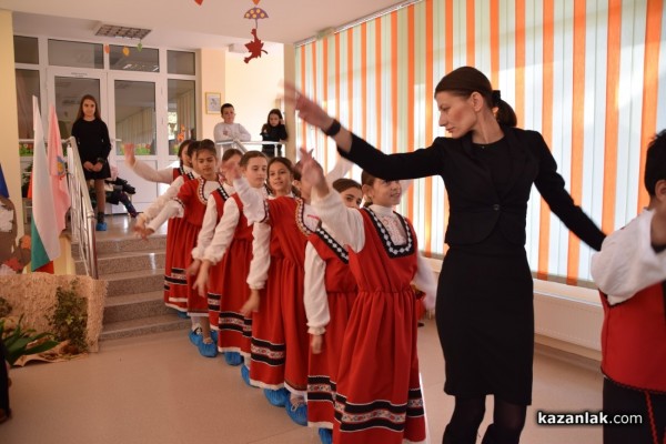 Учениците от ОУ „Чудомир“ зарадваха малчуганите от ДГ “Здравец“ с музикален поздрав и подаръци по случай Деня на християнското семейство