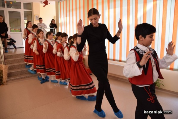 Учениците от ОУ „Чудомир“ зарадваха малчуганите от ДГ “Здравец“ с музикален поздрав и подаръци по случай Деня на християнското семейство