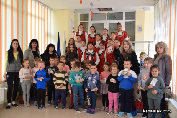 Учениците от ОУ „Чудомир“ зарадваха малчуганите от ДГ “Здравец“ с музикален поздрав и подаръци по случай Деня на християнското семейство