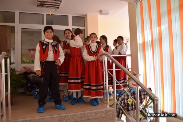 Учениците от ОУ „Чудомир“ зарадваха малчуганите от ДГ “Здравец“ с музикален поздрав и подаръци по случай Деня на християнското семейство