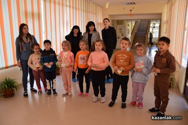 Учениците от ОУ „Чудомир“ зарадваха малчуганите от ДГ “Здравец“ с музикален поздрав и подаръци по случай Деня на християнското семейство