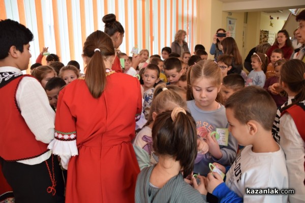 Учениците от ОУ „Чудомир“ зарадваха малчуганите от ДГ “Здравец“ с музикален поздрав и подаръци по случай Деня на християнското семейство