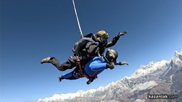 Казанлъчанинът Красимир Илев отново „полетя“ край Еверест, този път с рекордно малък парашут