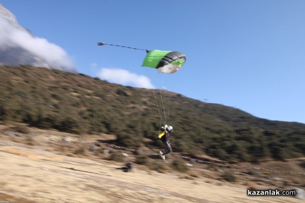 Казанлъчанинът Красимир Илев отново „полетя“ край Еверест, този път с рекордно малък парашут