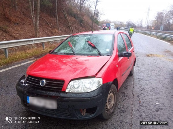 Два автомобила катастрофираха край Ягода 