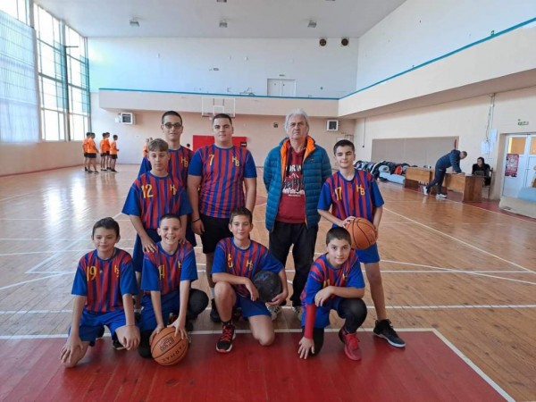 Отборът на ОУ ,,Георги Кирков“ грабна победната купа на Общинското първенство по баскетбол при 5 – 7 клас за момчета