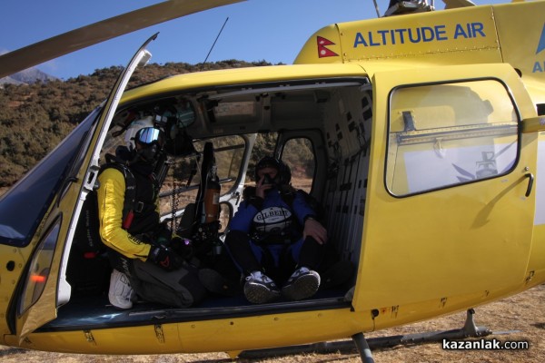 Казанлъчанинът Красимир Илев отново „полетя“ край Еверест, този път с рекордно малък парашут