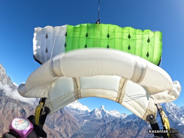 Казанлъчанинът Красимир Илев отново „полетя“ край Еверест, този път с рекордно малък парашут