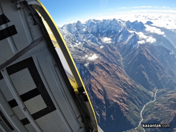 Казанлъчанинът Красимир Илев отново „полетя“ край Еверест, този път с рекордно малък парашут