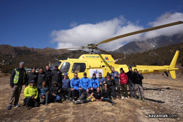 Казанлъчанинът Красимир Илев отново „полетя“ край Еверест, този път с рекордно малък парашут
