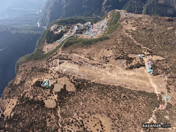 Казанлъчанинът Красимир Илев отново „полетя“ край Еверест, този път с рекордно малък парашут