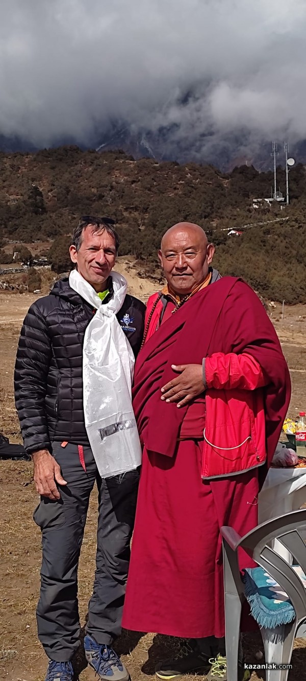 Казанлъчанинът Красимир Илев отново „полетя“ край Еверест, този път с рекордно малък парашут