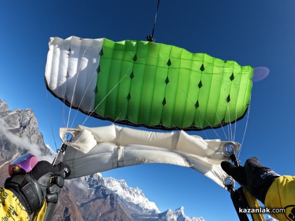 Казанлъчанинът Красимир Илев отново „полетя“ край Еверест, този път с рекордно малък парашут