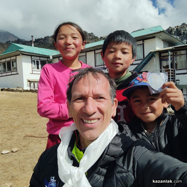 Казанлъчанинът Красимир Илев отново „полетя“ край Еверест, този път с рекордно малък парашут