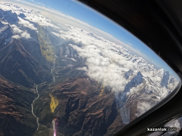 Казанлъчанинът Красимир Илев отново „полетя“ край Еверест, този път с рекордно малък парашут