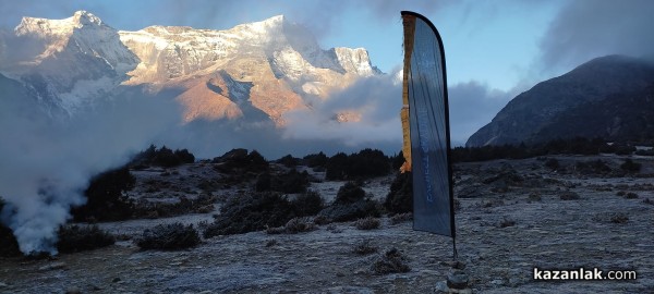 Казанлъчанинът Красимир Илев отново „полетя“ край Еверест, този път с рекордно малък парашут