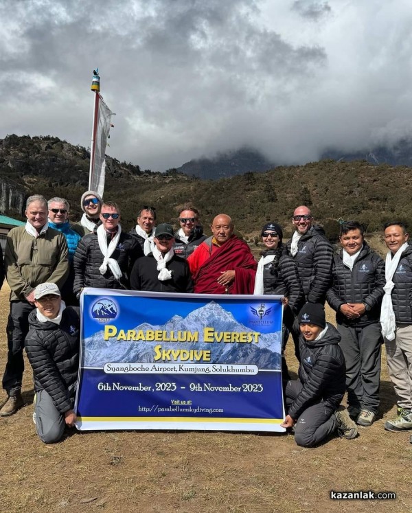 Казанлъчанинът Красимир Илев отново „полетя“ край Еверест, този път с рекордно малък парашут