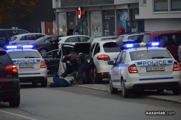 След зрелищна гонка с полицията задържаха кола с мигранти в Казанлък/ Обновена / Новини от Казанлък