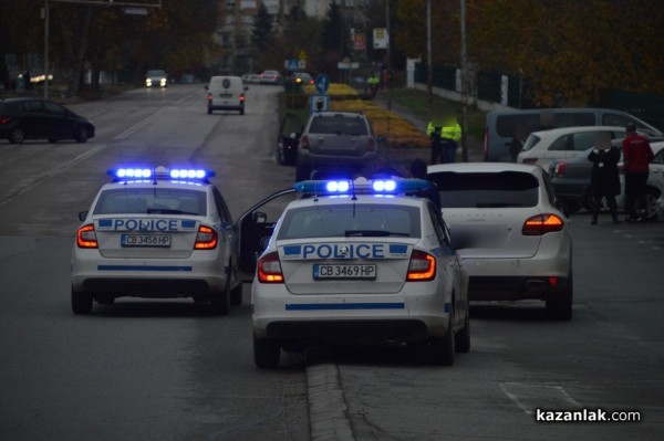 След зрелищна гонка с полицията задържаха кола с мигранти в Казанлък/ Обновена