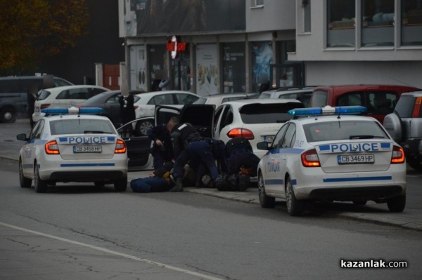 След зрелищна гонка с полицията задържаха кола с мигранти в Казанлък/ Обновена