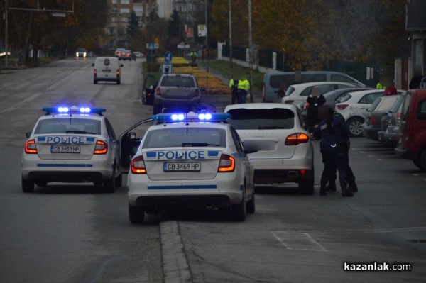 След зрелищна гонка с полицията задържаха кола с мигранти в Казанлък/ Обновена