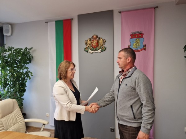 Кметът на община Казанлък връчи трудовите договори на новоизбраните кметове на населени места