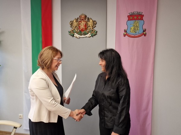 Кметът на община Казанлък връчи трудовите договори на новоизбраните кметове на населени места