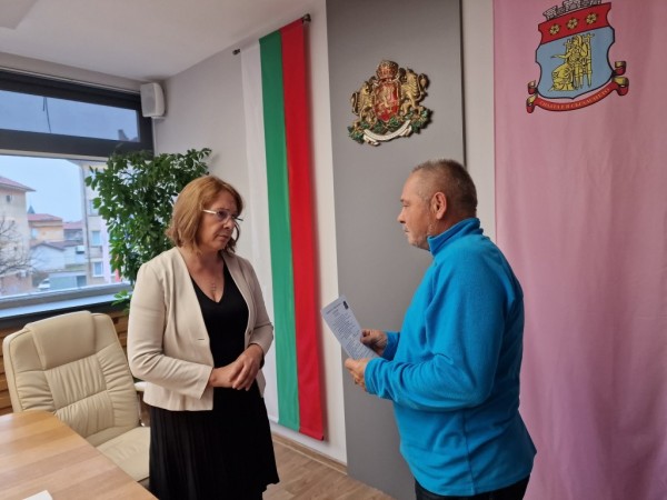 Кметът на община Казанлък връчи трудовите договори на новоизбраните кметове на населени места