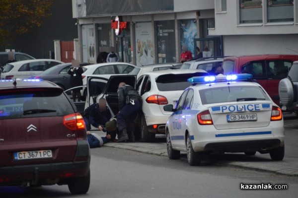 След зрелищна гонка с полицията задържаха кола с мигранти в Казанлък/ Обновена