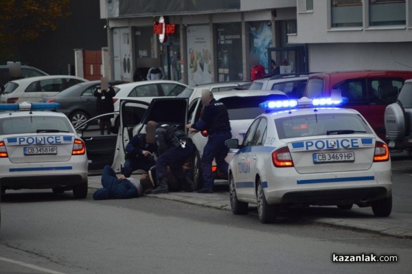 След зрелищна гонка с полицията задържаха кола с мигранти в Казанлък/ Обновена