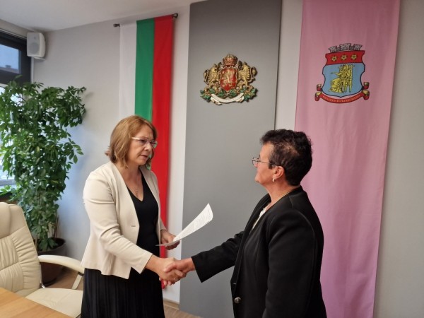 Кметът на община Казанлък връчи трудовите договори на новоизбраните кметове на населени места