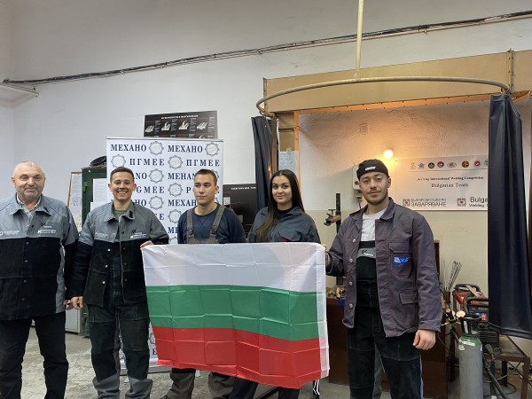 Ученици от Механото – участници в национален и международен форум