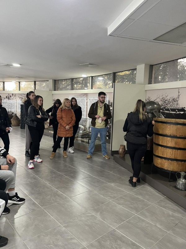 Екскурзоводите на ПГЛПТ с практически Сити тур в Казанлък