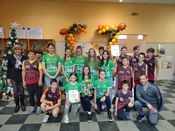Момичета и момчета от ОУ “Мати Болгария“, възрастова група 5-7 клас, заеха призови места в Общинското първенство по баскетбол