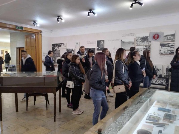 Екскурзоводите на ПГЛПТ с практически Сити тур в Казанлък