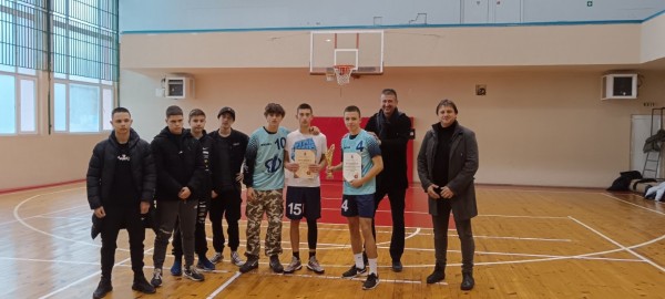 Бурни емоции на финала по баскетбол за 8-10 клас