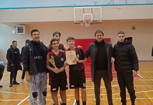 Бурни емоции на финала по баскетбол за 8-10 клас