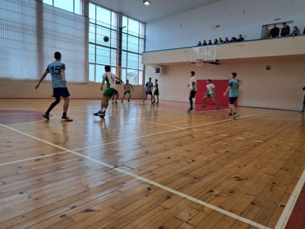 Бурни емоции на финала по баскетбол за 8-10 клас