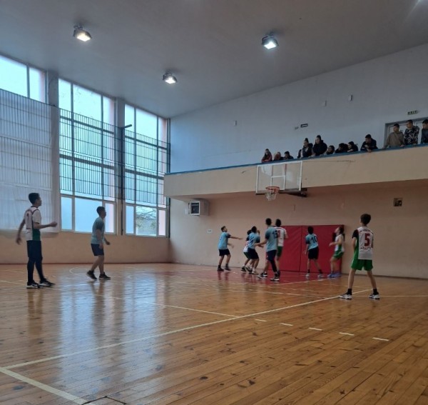 Бурни емоции на финала по баскетбол за 8-10 клас