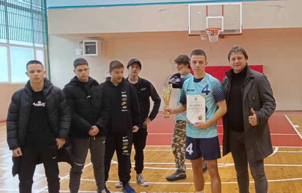 Бурни емоции на финала по баскетбол за 8-10 клас