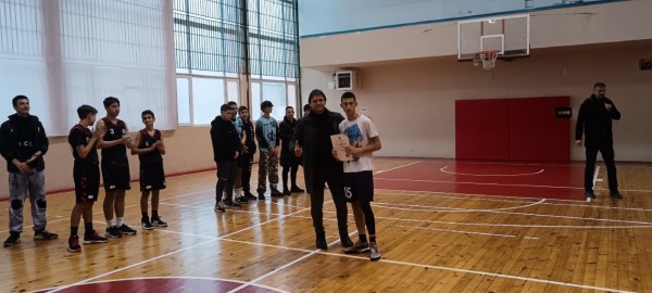 Бурни емоции на финала по баскетбол за 8-10 клас