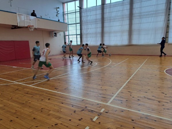 Бурни емоции на финала по баскетбол за 8-10 клас