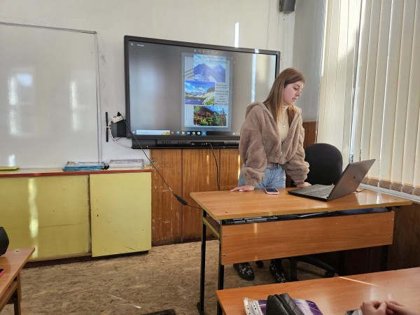Десетокласниците от ПХГ “Св.Св. Кирил и Методий“ представиха визуална разходка из популярни дестинации от света и България