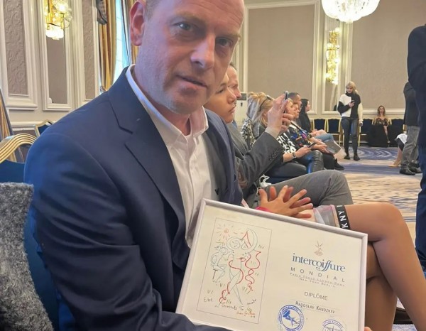 Коафьорът Радослав Канджев от Hair STUDIO получи високо отличие от Световната Асоциация на фризьорите