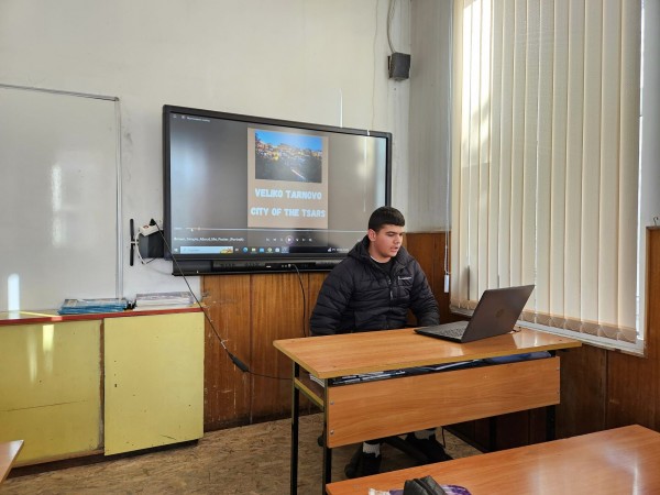 Десетокласниците от ПХГ “Св.Св. Кирил и Методий“ представиха визуална разходка из популярни дестинации от света и България