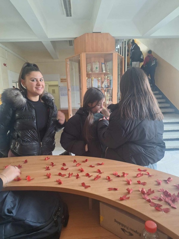 В ПГЛПТ сложиха червените лентички -символ на борбата със СПИН 