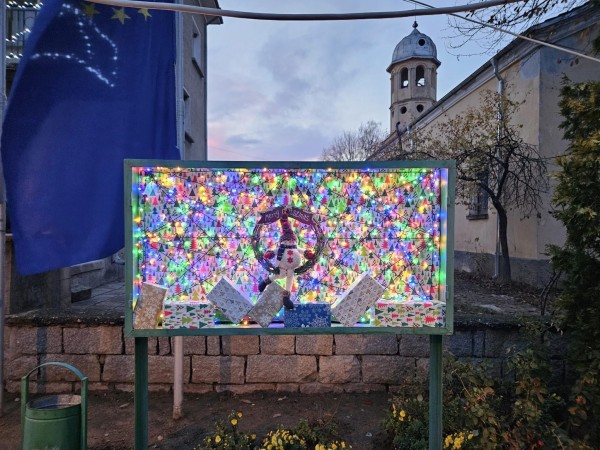 Коледната елха грейна в село Розово