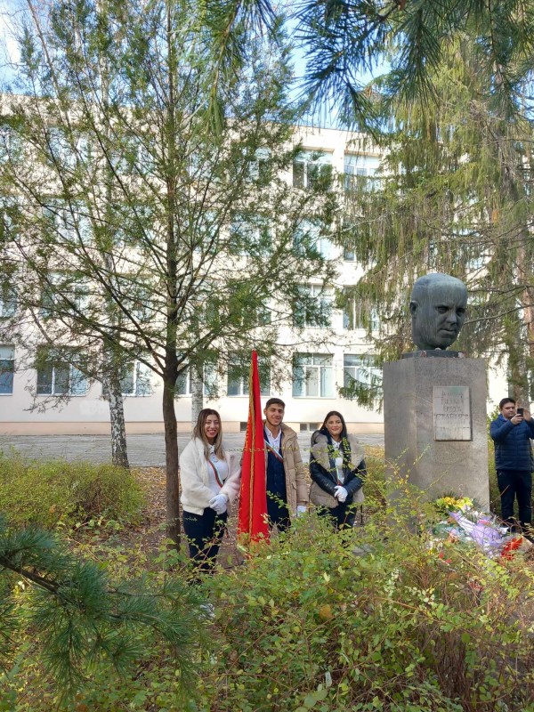 Профилирана гимназия „Акад.Петко Стайнов“ отбеляза днес патронния си празник 